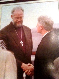 Photo of Steve Shoemaker welcoming  President Clinton to Champaign-Urbana, IL.