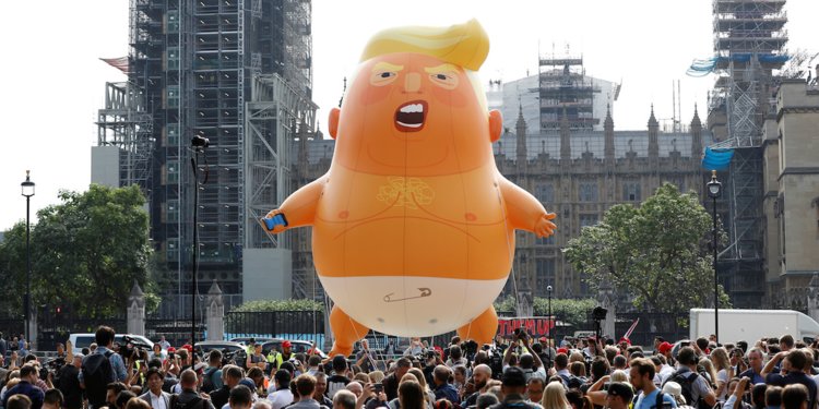 photo of Trump baby balloon over a crowd in London.
